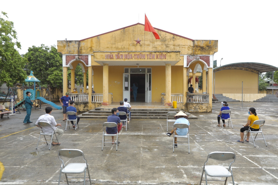 Người dân xã Ngọc Hồi đến lấy mẫu xét nghiệm COVID-19 (ảnh chụp ngày 10/8/2021). (Ảnh: Minh Quyết/TTXVN)