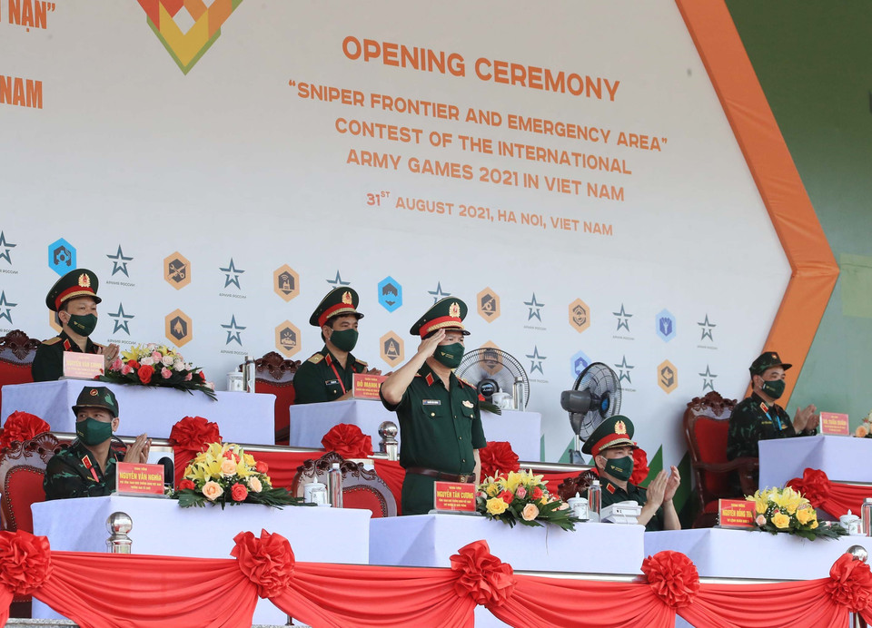 Thượng tướng Nguyễn Tân Cương, Tổng Tham mưu trưởng, Thứ trưởng Bộ Quốc phòng và các đại biểu dự khai mạc. (Ảnh: Trọng Đức/TTXVN)