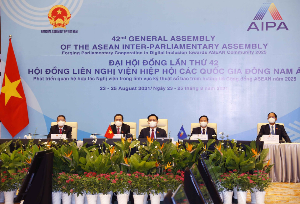 Chủ tịch Quốc hội Vương Đình Huệ với các đại biểu tham dự Đại hội đồng AIPA lần thứ 42. (Ảnh: Doãn Tấn/TTXVN)