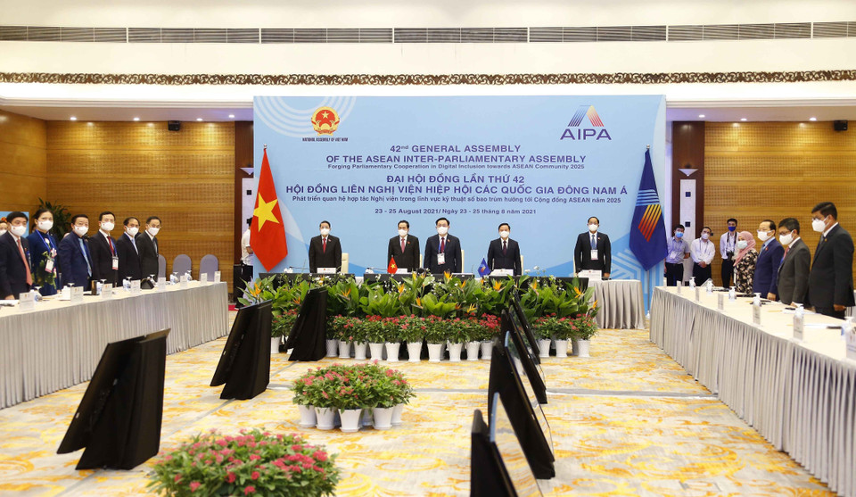 Chủ tịch Quốc hội Vương Đình Huệ với các đại biểu thực hiện nghi thức chào cờ. (Ảnh: Doãn Tấn/TTXVN)