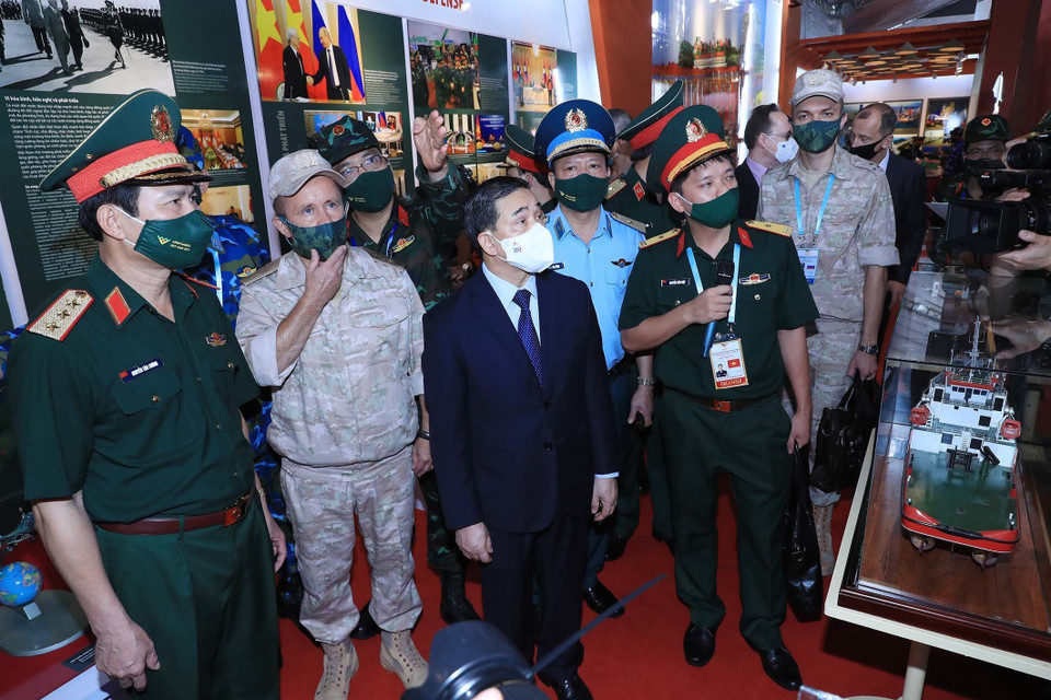 Ngay sau lễ khai mạc, các đại biểu tham dự khai trương không gian văn hóa và triển lãm vũ khí trang bị trong khuôn khổ Hội thao Quân sự quốc tế được tổ chức tại Việt Nam. (Ảnh: Trọng Đức/TTXVN)