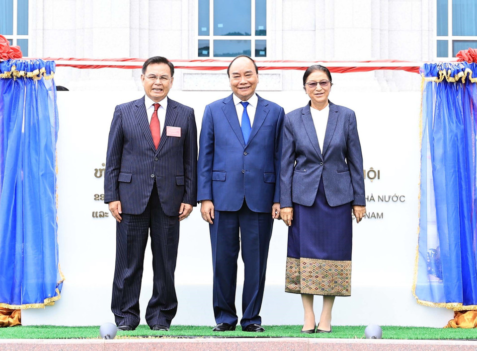 Chủ tịch nước Nguyễn Xuân Phúc cùng Chủ tịch Quốc hội Lào Saysomphone Phomvihane và Phó Chủ tịch nước Lào Pany Yathotou (nguyên Chủ tịch Quốc hội Lào khóa VIII) tại buổi lễ. (Ảnh: Thống Nhất/TTXVN)