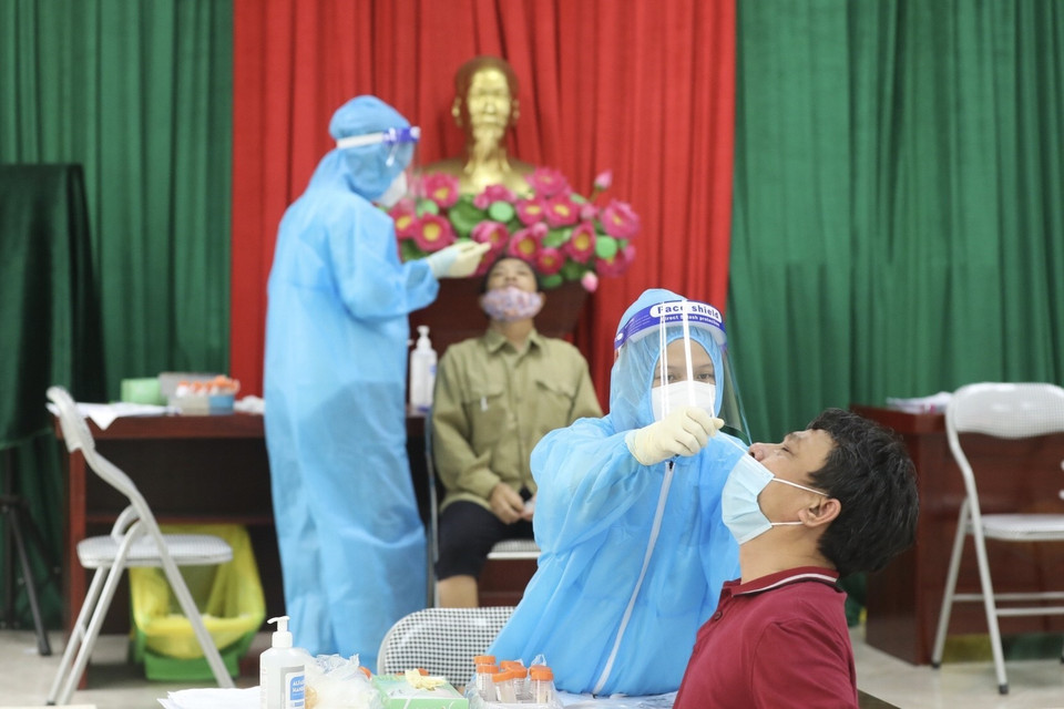 Nhân viên y tế huyện Thanh Trì lấy mẫu xét nghiệm COVID-19 cho người dân xã Ngũ Hiệp (ảnh chụp ngày 10/8/2021). (Ảnh: Minh Quyết/TTXVN)