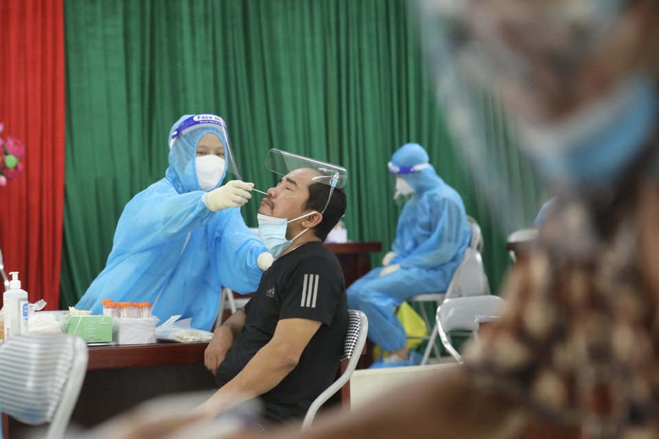 Nhân viên y tế huyện Thanh Trì lấy mẫu xét nghiệm COVID-19 cho người dân xã Ngũ Hiệp (ảnh chụp ngày 10/8/2021). (Ảnh: Minh Quyết/TTXVN)