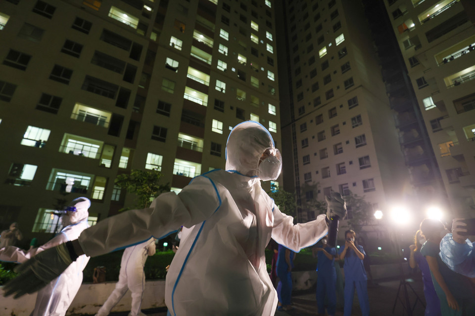 Các nghệ sỹ đã hát tặng các bệnh nhân, tiếp thêm niềm lạc quan để chiến thắng dịch bệnh. (Ảnh: Ngô Trần Hải An/Vietnam+)