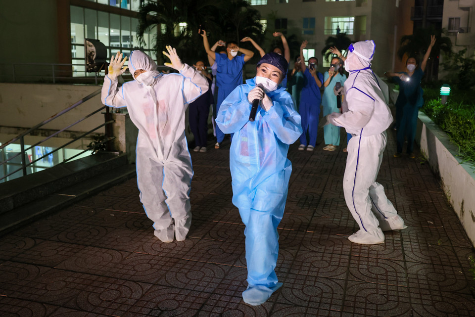 Phương Thanh là giọng hát quen thuộc tại các bệnh viện dã chiến tại Thành phố Hồ Chí Minh. (Nguồn: Vietnam+)