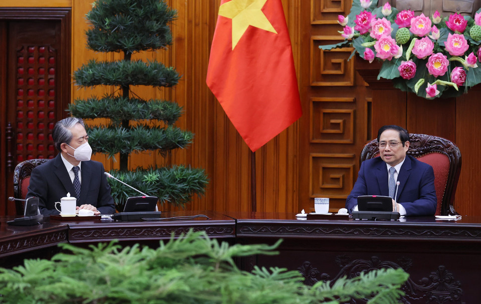 Thủ tướng Phạm Minh Chính tiếp Đại sứ Hùng Ba. (Ảnh: Dương Giang/TTXVN)