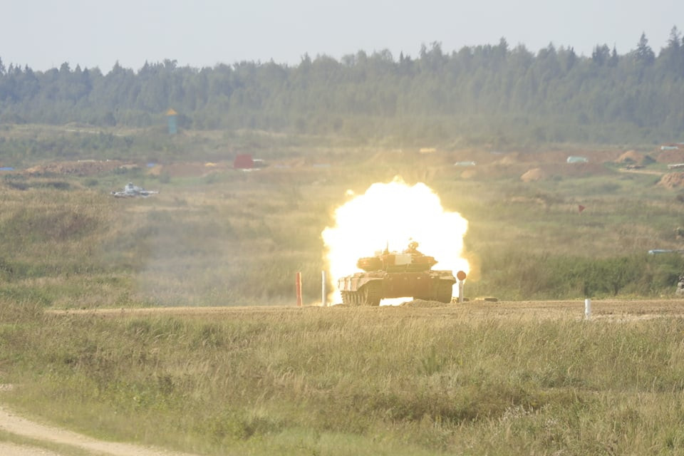 Thành tích bắn trúng 5/5 mục tiêu và cán đích với thời gian 24 phút 45 giây là thành tích tốt nhất mà ba kíp của đội tuyển Việt Nam tham dự tại nội dung Xe tăng hành tiến ở Army Games 2021. Tuy nhiên, kíp 3 của đội tuyển xe tăng Việt Nam chỉ về ở vị trí thứ 3 trong trận thi đấu ngày hôm nay. (Ảnh: Trần Hiếu/Vietnam+)