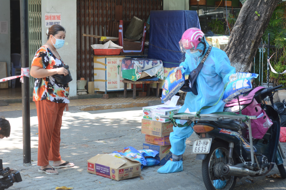 Đội ngũ shipper được phép giao hàng trong thời gian từ 6 giờ đến 20 giờ. (Ảnh: Văn Dũng/TTXVN)