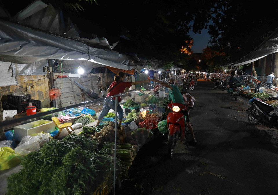 Trong ngày đầu chợ hoạt động trở lại, tiểu thương đăng ký kinh doanh đạt 40%. (Ảnh: Vũ Sinh/TTXVN)