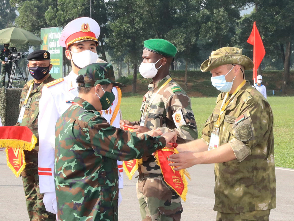 Ban tổ chức tặng hoa và cờ chúc mừng các đội tham gia Army Games 2021. (Ảnh: Trọng Đức/TTXVN)
