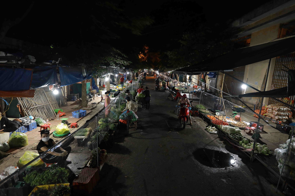 Trong ngày đầu chợ mở cửa trở lại, tiểu thương đăng ký kinh doanh đạt 40%. (Ảnh: Vũ Sinh/TTXVN)