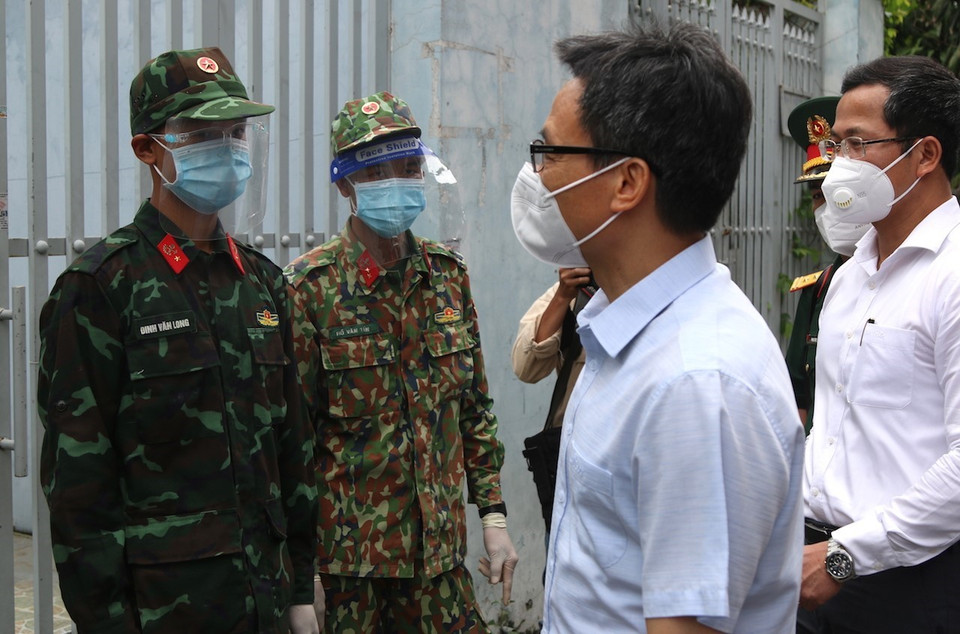Phó Thủ tướng Vũ Đức Đam thăm hỏi chiến sỹ quân đội làm nhiệm vụ hỗ trợ người dân tại khu vực cách ly phong tỏa Phường Tân Chánh Hiệp, quận 12. (Ảnh: Xuân Tình/TTXVN)