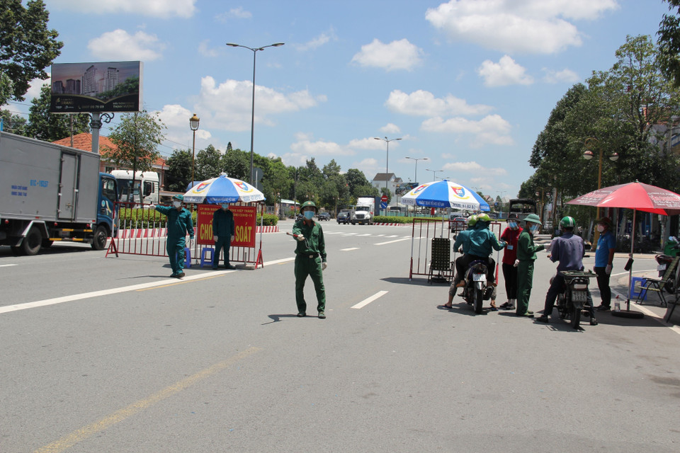 5 thành phố, thị xã phía Nam của tỉnh tiếp tục giãn cách toàn xã hội đến hết ngày 30/8 và áp dụng lệnh giới hạn đi lại từ 18 giờ hôm trước đến 6 giờ sáng hôm sau với phương châm 'ai ở đâu, ở yên đấy.' (Ảnh: Văn Hướng/TTXVN)