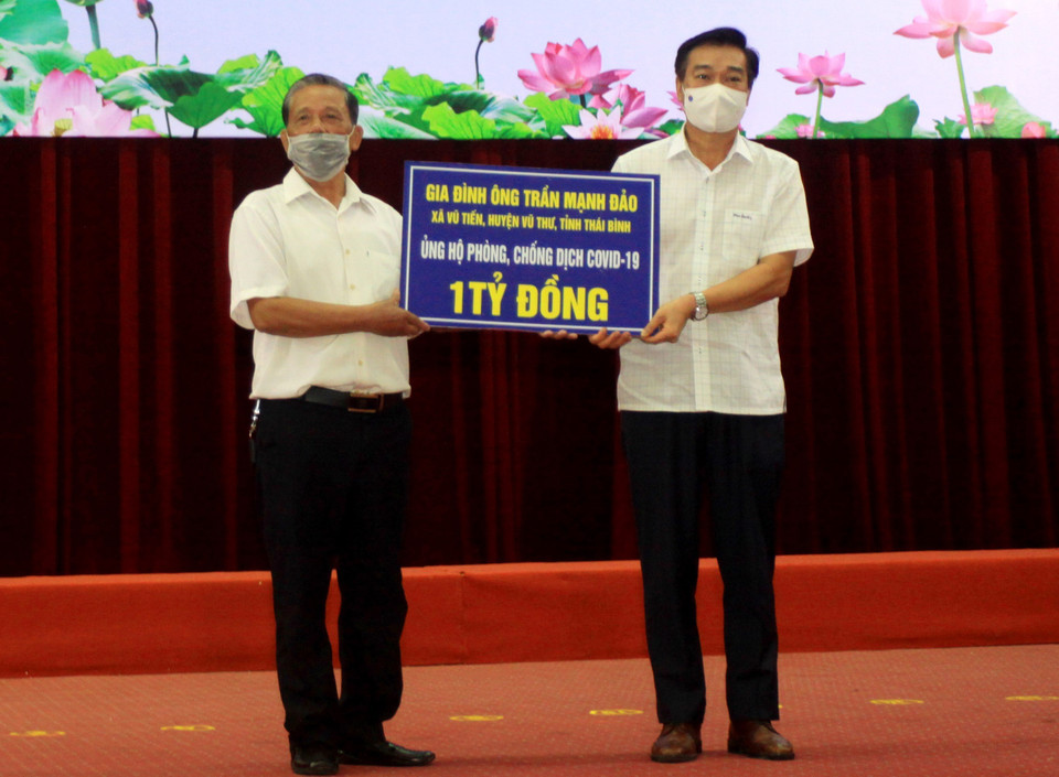 Gia đình ông Trần Mạnh Đảo, xã Vũ Tiến, huyện Vũ Thư trao 1 tỷ đồng ủng hộ công tác phòng, chống dịch COVID-19. (Ảnh: Thế Duyệt/TTXVN)