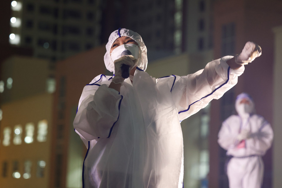 Các văn-nghệ sỹ tại Thành phố Hồ Chí Minh góp phần vào cuộc chiến chống dịch bằng nhiều hành động thiết thực, sáng tạo, thể hiện những sản phẩm tinh thần hấp dẫn nhằm lan tỏa năng lượng tích cực và cổ vũ tinh thần cộng đồng. (Ảnh: Ngô Trần Hải An/Vietnam+)