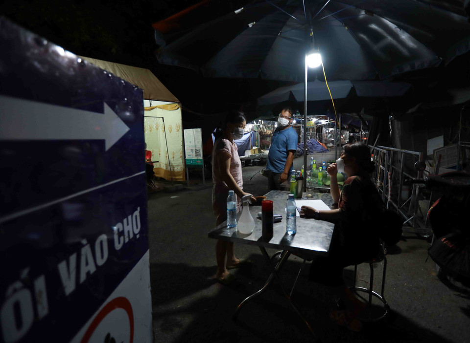 Ban quản lý chợ tổ chức thực hiện ra, vào chợ theo một chiều. (Ảnh: Vũ Sinh/TTXVN)