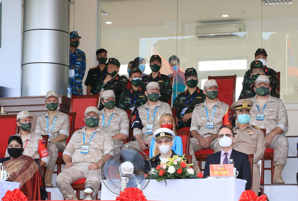 Đại biểu quân đội các nước có đội tuyển tham dự tại lễ khai mạc. (Ảnh: Trọng Đức/TTXVN)