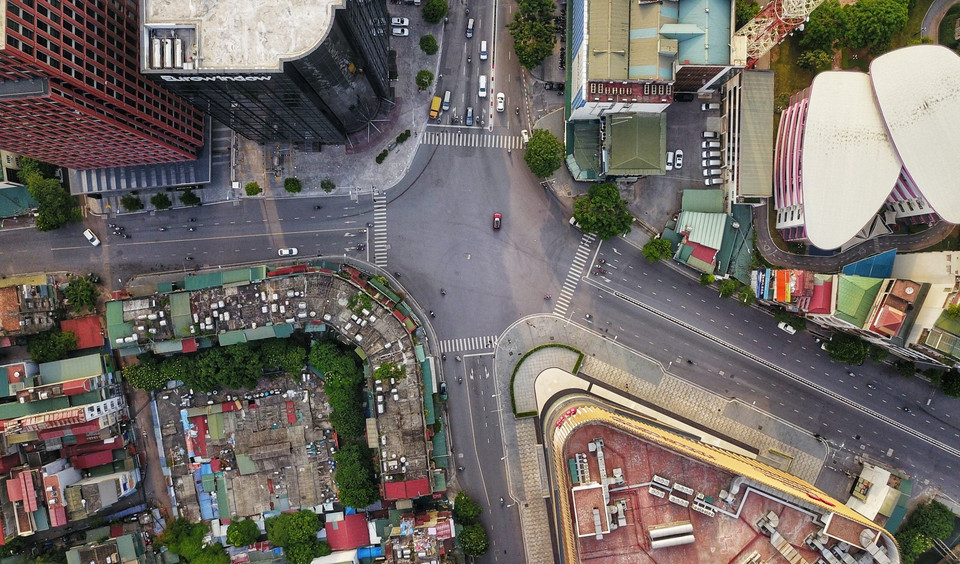 Ngã tư Chùa Bộc - Phạm Ngọc Thạch vắng vẻ nhìn từ trên cao. (Ảnh: Thành Đạt/TTXVN)