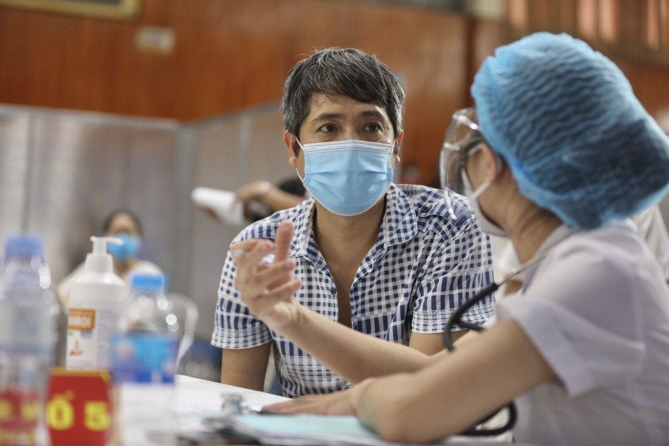 Tư vấn trước tiêm tại điểm tiêm nhà thi đấu Trịnh Hoài Đức (quận Đống Đa). (Ảnh: Minh Quyết/TTXVN)