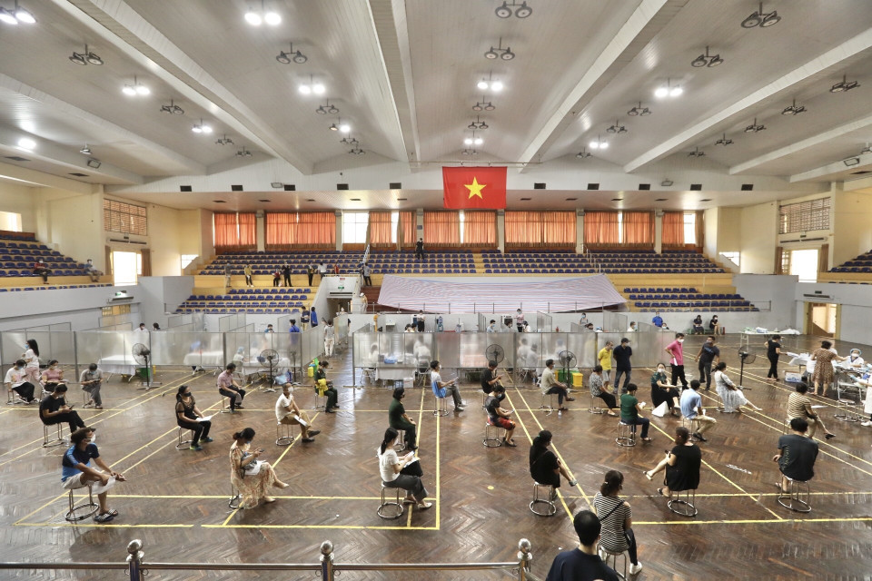 Quận Đống Đa tổ chức tiêm vaccine phòng COVID-19 cho người dân ngày 02/8/2021. (Ảnh: Minh Quyết/TTXVN)