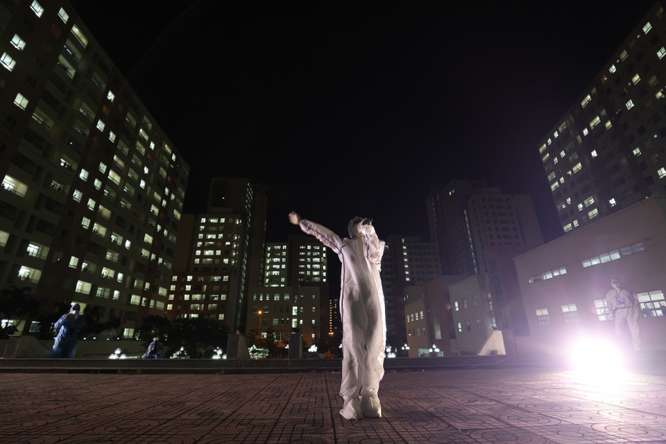 Nhiều văn, nghệ sỹ đã có những đêm trình diễn đầy cảm xúc và đáng nhớ trên sân khấu đặc biệt như tại sân của Bệnh viện dã chiến số để phục vụ khán giả là hàng trăm y, bác sỹ, nhân viên y tế cùng hàng nghìn bệnh nhân COVID-19 đang điều trị ở đây. (Ảnh: Ngô Trần Hải An/Vietnam+)