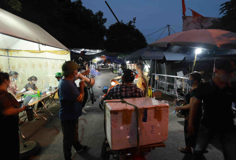 Các tiểu thương vào chợ đảm bảo tuân thủ việc khai báo y tế. (Ảnh: Vũ Sinh/TTXVN)