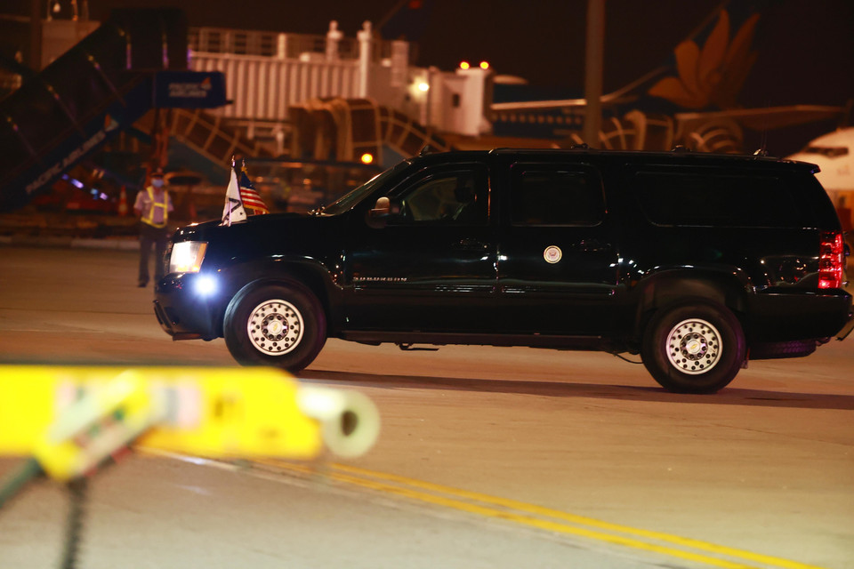 Xe đưa Phó Tổng thống Hoa Kỳ Kamala Harris rời Sân bay Quốc tế Nội Bài, Hà Nội. (Ảnh: Lâm Khánh/TTXVN)