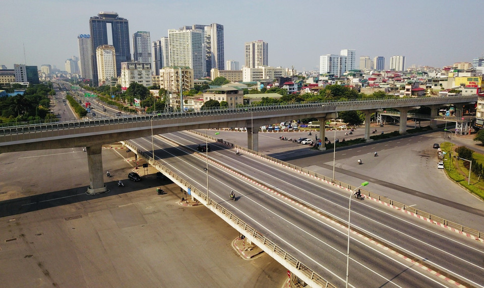 Cầu vượt Mai Dịch hướng đi Phạm Văn Đồng thường ngày rất đông các phương tiện giao thông cơ giới đặc biệt là các xe trọng tải lớn nay đã giảm hẳn các phương tiện lưu thông. (Ảnh: Thành Đạt/TTXVN)