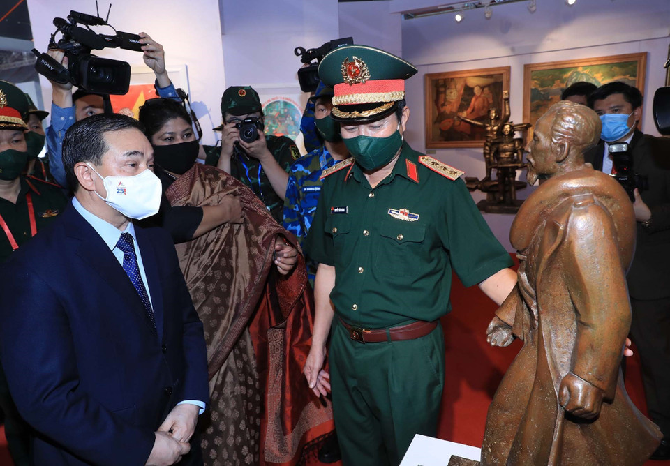 Cùng với xu thế hội nhập quốc tế đang diễn ra mạnh mẽ, hợp tác về quân sự quốc phòng giữa quân đội các nước trên thế giới ngày càng phát triển, với nhiều hoạt động giao lưu, hợp tác phong phú, đa dạng, hiệu quả trên nhiều lĩnh vực. (Ảnh: Trọng Đức/TTXVN)