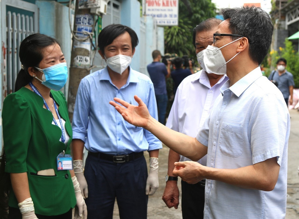 Phó Thủ tướng Vũ Đức Đam thăm hỏi người dân tại khu vực cách ly phong tỏa Phường Tân Chánh Hiệp, quận 12. (Ảnh: Xuân Tình/TTXVN)