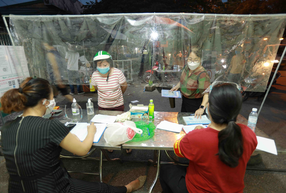 Ban quản lý chợ triển khai đăng ký cho tất cả các tiểu thương vào chợ. (Ảnh: Vũ Sinh/TTXVN)