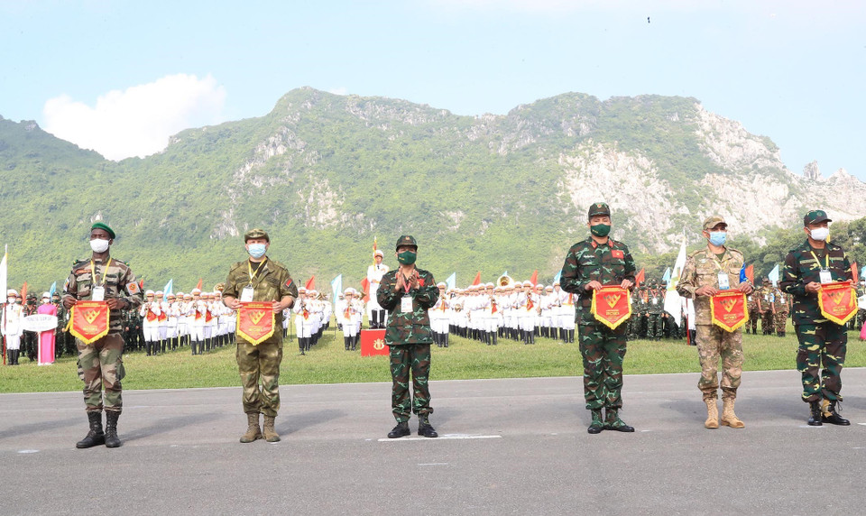 Ban tổ chức tặng hoa và cờ chúc mừng các đội tham gia Army Games 2021. (Ảnh: Trọng Đức/TTXVN)