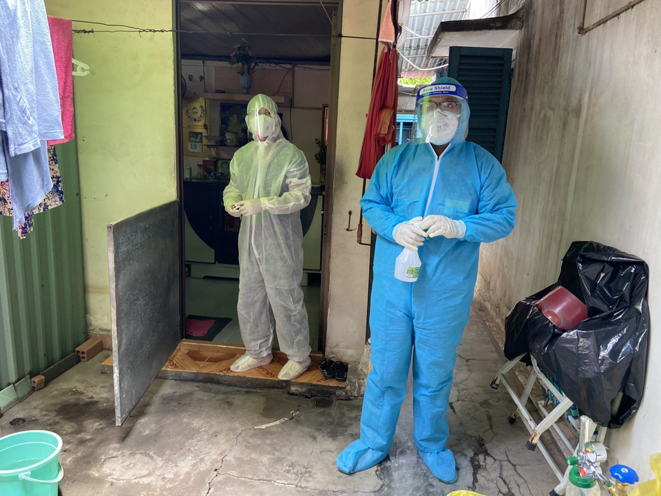 Lực lượng Quân y đến tận nhà dân để thăm khám, điều trị cho các F0 không triệu chứng. (Ảnh: Mạnh Linh/TTXVN)