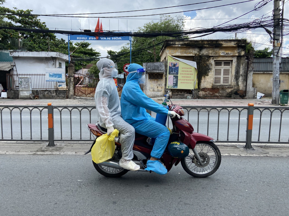 Các chiến sỹ rong ruổi khắp các tuyến đường, hẻm nhỏ trên địa bàn TP Hồ Chí Minh. (Ảnh: Mạnh Linh/TTXVN)