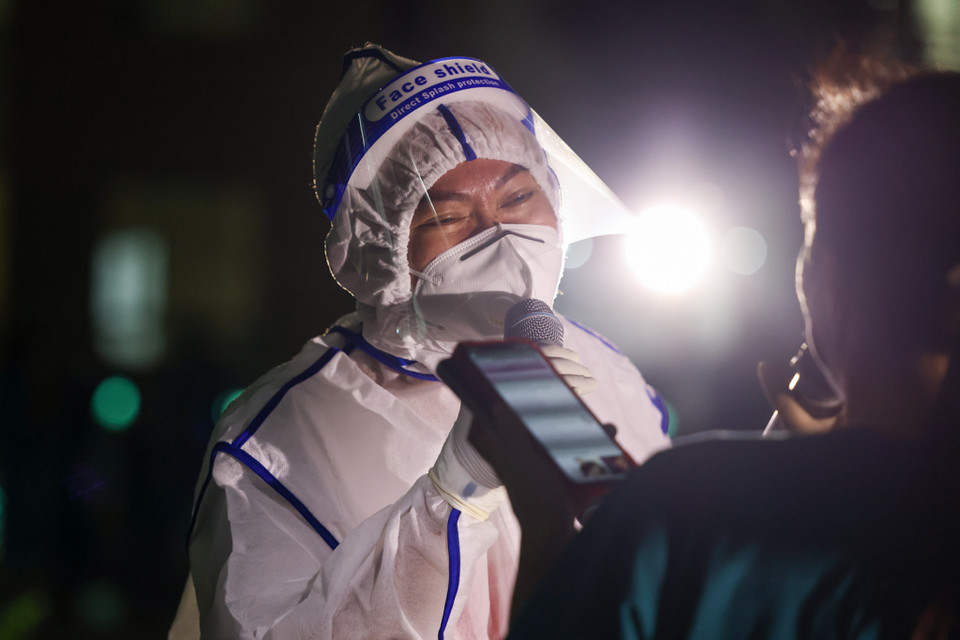 Những phút thư giãn ngắn ngủi bằng âm nhạc trực tiếp càng ý nghĩa hơn, giúp bệnh nhân có tinh thần vui vẻ, lạc quan, đồng thời tiếp thêm động lực để các y, bác sỹ hoàn thành tốt nhiệm vụ. (Ảnh: Ngô Trần Hải An/Vietnam+)