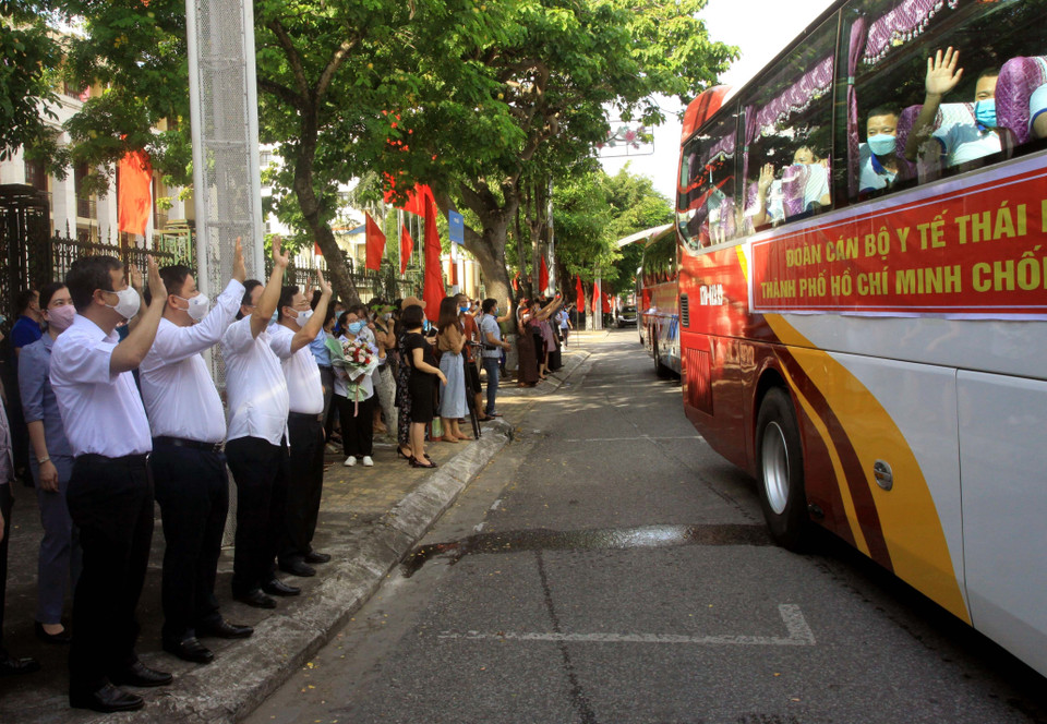 Lãnh đạo tỉnh Thái Bình tiễn đoàn công tác lên đường hỗ trợ Thành phố Hồ Chí Minh và Bình Dương chống dịch. (Ảnh: Thế Duyệt/TTXVN)