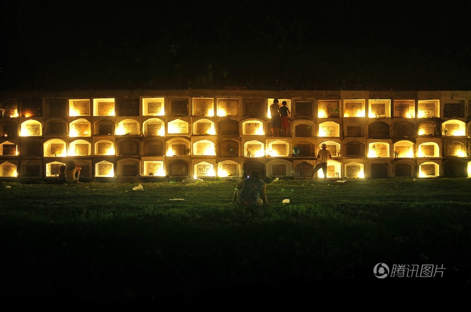 Cuộc sống tại nghĩa trang khi màn đêm buông xuống. (Nguồn: Sipa)