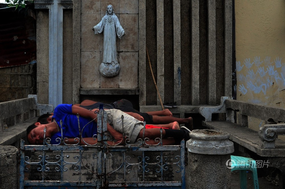 ...ngủ tại nghĩa trang. (Nguồn: Sipa)