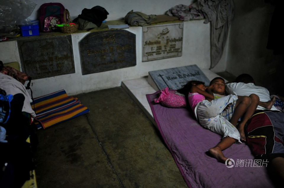 Cuộc sống tại nghĩa trang khi màn đêm buông xuống. (Nguồn: Sipa)