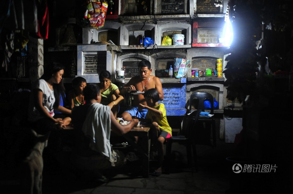 Cuộc sống tại nghĩa trang khi màn đêm buông xuống. (Nguồn: Sipa)