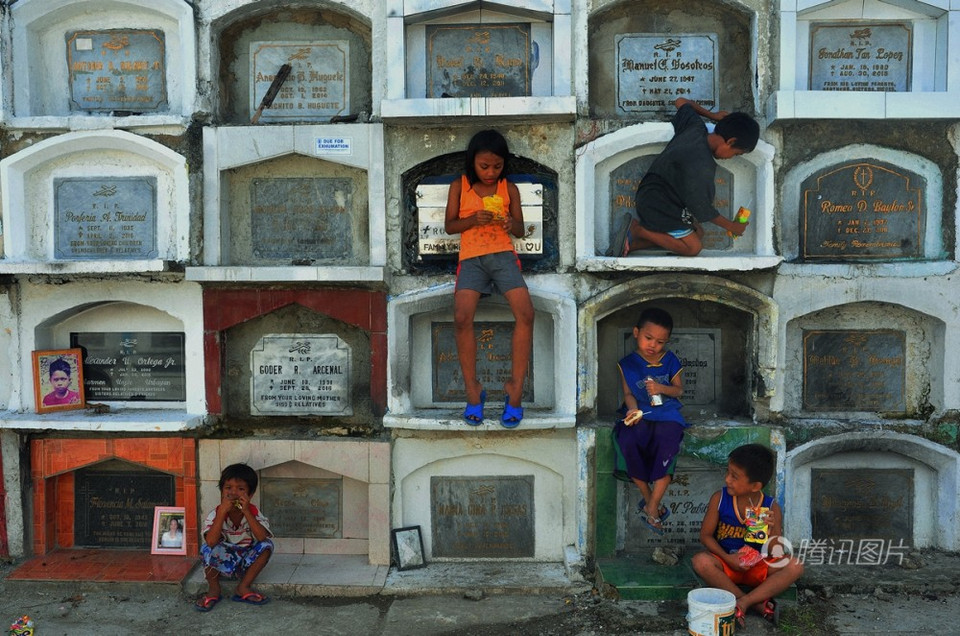 Những đứa trẻ chơi tại nghĩa trang. (Nguồn: Sipa)