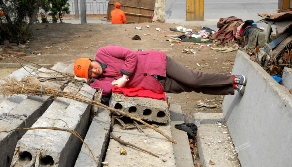 Ngủ trên công trường. (Nguồn: QQ)