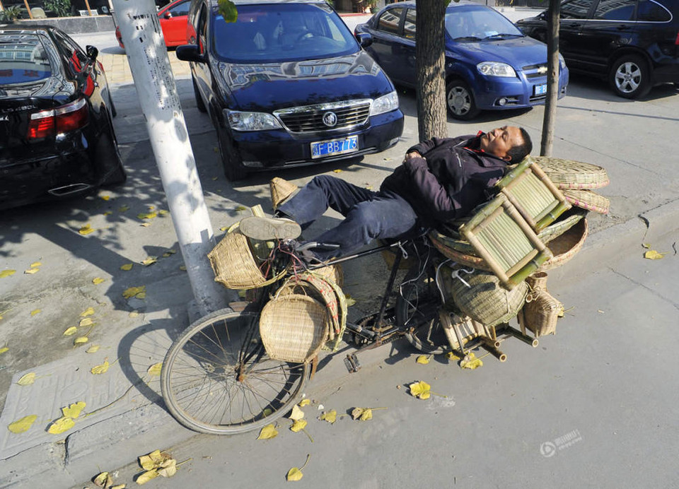 Ngủ trên xe hàng. (Nguồn: QQ)