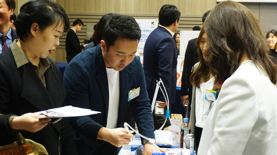 Những chiếc máy làm đẹp mới nhất cũng có mặt tại sự kiện. (Ảnh: Võ Phương/Vietnam+)