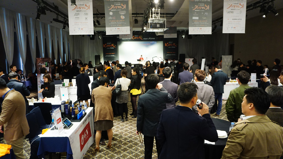 Đến Hàn Quốc và muốn có cái nhìn bao quát về nền công nghiệp mỹ phẩm làm đẹp, hãy thử tham gia một sự kiện trưng bày, triển lãm sản phẩm mỹ phẩm, làm đẹp, như MIK Beauty 2017. (Ảnh: Võ Phương/Vietnam+)