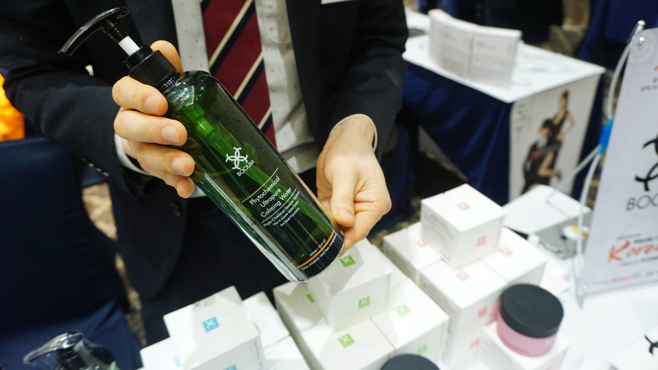 Mỹ phẩm Hàn Quốc hầu hết sử dụng nguyên liệu tự nhiên, trong ảnh là một sản phẩm ăn khách của hãng Boum. (Ảnh: Võ Phương/Vietnam+)