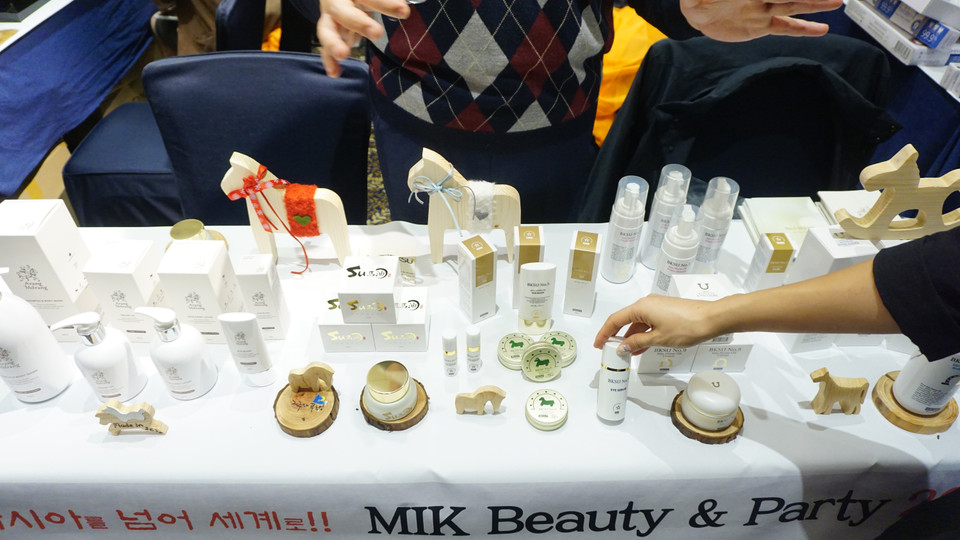 Sản phẩm làm đẹp cho bé lấy nguyên liệu chiết xuất từ sữa ngựa của hãng Arangmolran, một doanh nghiệp đến từ Jeju, Hàn Quốc. (Ảnh: Võ Phương/Vietnam+) 