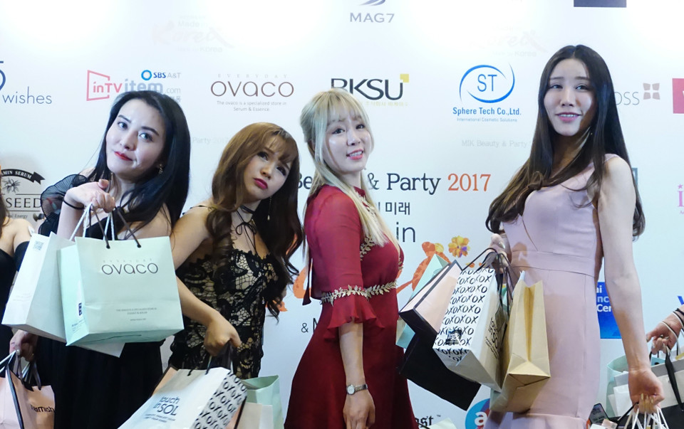Sự kiện quy tụ hàng chục doanh nghiệp mỹ phẩm, làm đẹp trên khắp Hàn Quốc, thu hút sự quan tâm của các tín đồ làm đẹp ở trong và ngoài lãnh thổ của Hàn Quốc. (Ảnh: Võ Phương/Vietnam+)