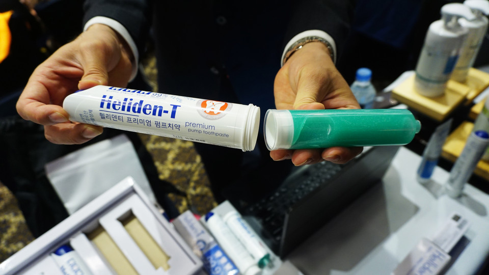 Sản phẩm tiện ích của hãng Heliden-T, lõi thay cho tuýp kem đánh răng và đầu bấm kem tiện lợi. (Ảnh: Võ Phương/Vietnam+)